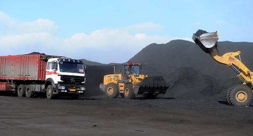 3月11日,运煤车辆在内蒙古鄂尔多斯市准格尔旗境内的蒙泰不连沟煤矿装